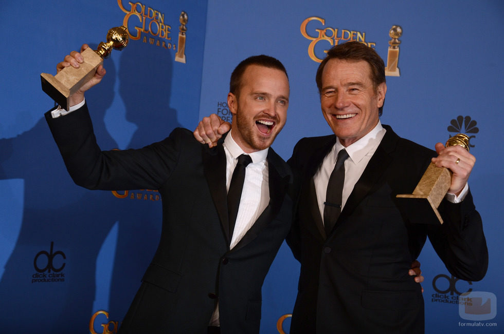 Aaron Paul y Bryan Cranston posan con sus Globos de Oro 2014