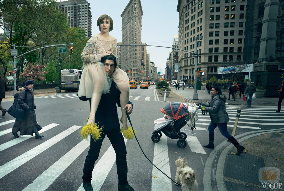 Lena Dunham y Adam Driver delante del Flatiron