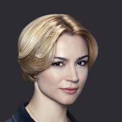 Samaire Armstrong es Elaine en 'Resurrection'
