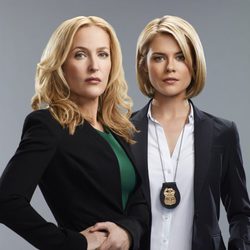 Gillian Anderson y Rachael Taylor posan para 'Crisis'