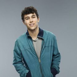 Max Schneider es Ian Martinez en 'Crisis'