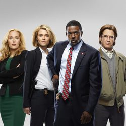 Gillian Anderson, Rachael Taylor, Lance Gross y Dermot Mulroney posan para 'Crisis'