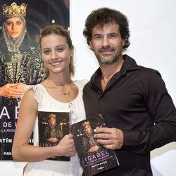 Michelle Jenner y Rodolfo Sancho presentando el tercer libro basado en 'Isabel'