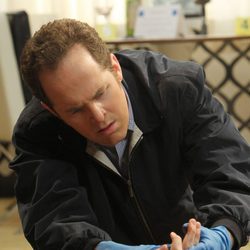 El forense analiza la mano del cuerpo encontrado en 'CSI: Las Vegas'