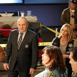 El equipo de 'CSI: Las vegas' pregunta a los testigos en el aeropuerto