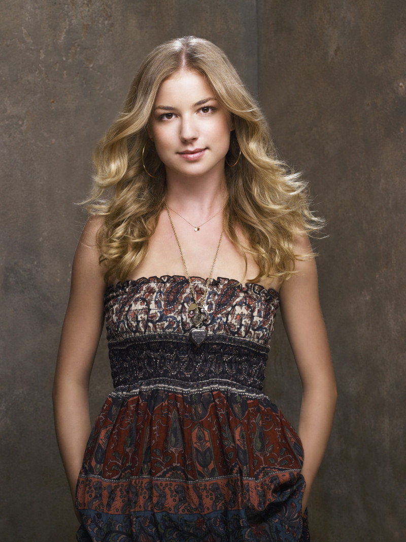 Emily VanCamp posa como Rebecca Harper en 'Cinco hermanos' de la cadena ABC