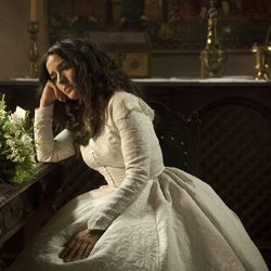 Margarita, pensativa en la iglesia