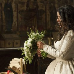 Margarita arregla su ramo de novia