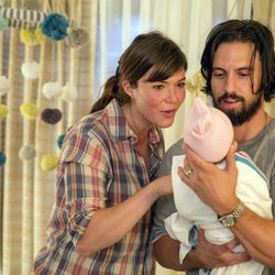 Jack y Rebecca con su hijo en 'This is us'