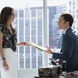 Los actores Jessica Stroup y Tom Pelphrey en 'Iron Fist', de Netflix