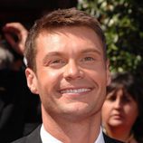 Ryan Seacrest en la alfombra roja de los Emmy