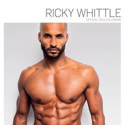 Ricky Whittle posa en calzoncillos para su calendario