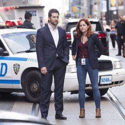 Luke Roberts y Sarah Greene, protagonistas de 'Ransom'