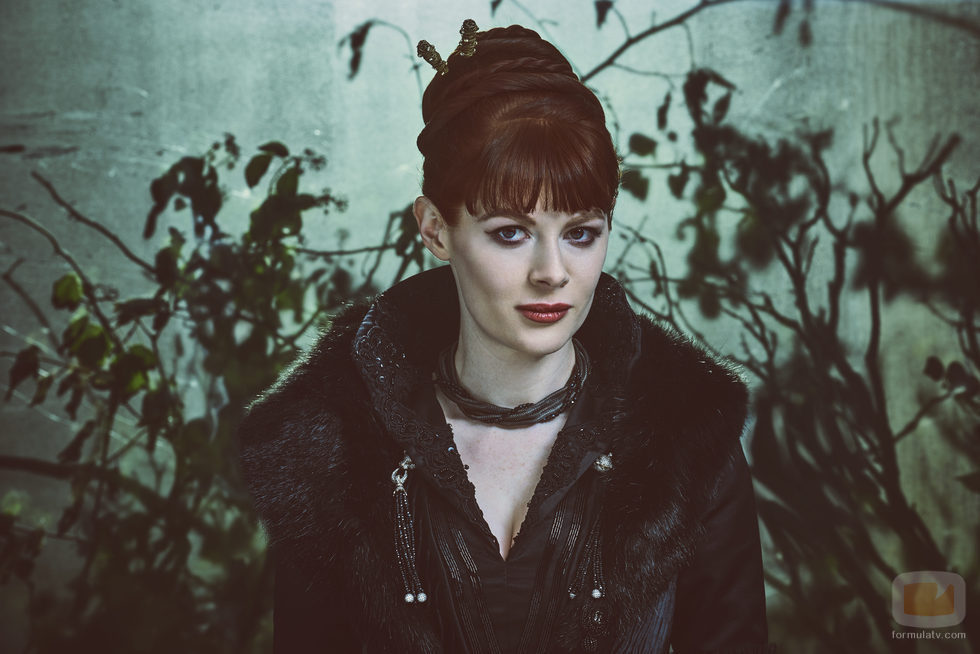 Emily Beecham es La Viuda en la segunda temporada de 'Into the Badlands'