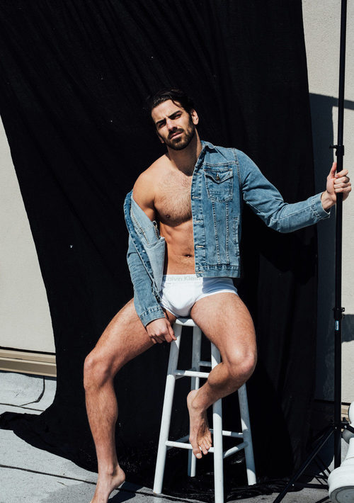 Nyle DiMarco muestra su lado más sexy posando en calzoncillos