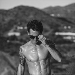 Drake Bell ('Drake & Josh') posando para Flaunt