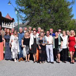 Los participantes de 'Hotel Romántico' posan junto a un árbol