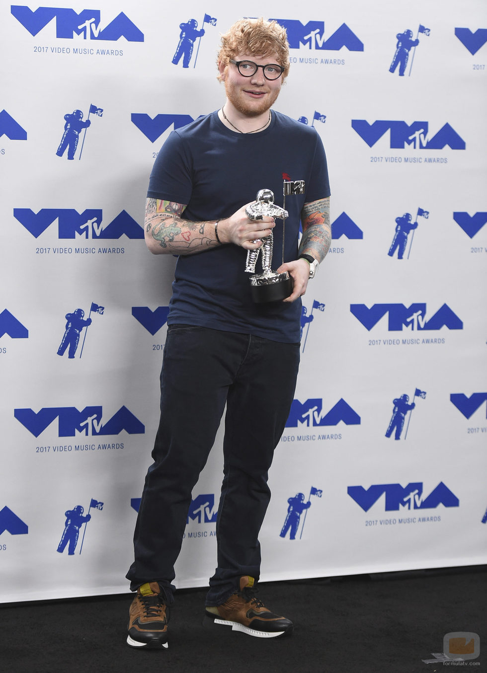 Ed Sheeran con su premio en los MTV VMA 2017