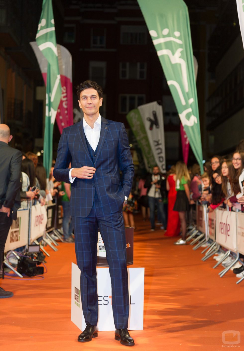 Cristóbal Suárez en la alfombra naranja del FesTVal para la presentación de 'Tiempos de guerra'