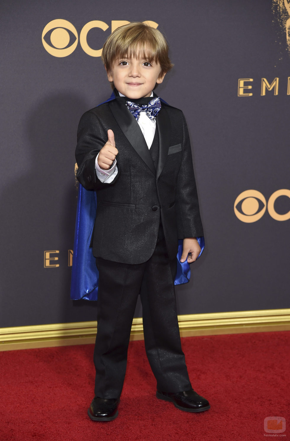 Jeremy Maguire en la alfombra roja de los Premios Emmy 2017