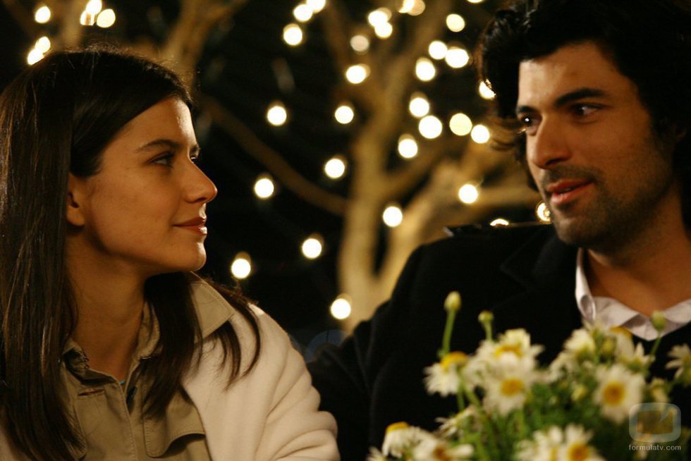 Fatmagül y Kerim comparten una mirada en la primera temporada de la telenovela turca 'Fatmagül'