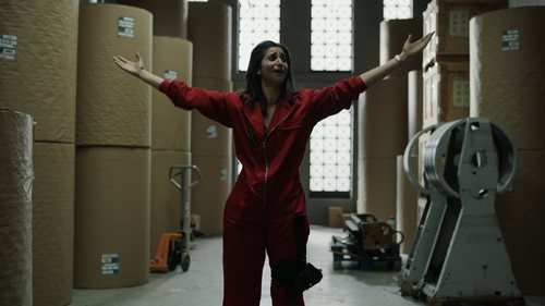 Nairobi levanta los brazos al ver el papel con el que se hace los billetes en el 1x06 de 'La Casa de Papel'