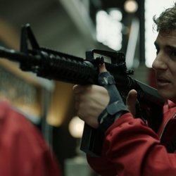 Río apunta con una metralleta a una de las rehenes en el 1x09 de 'La Casa de Papel'