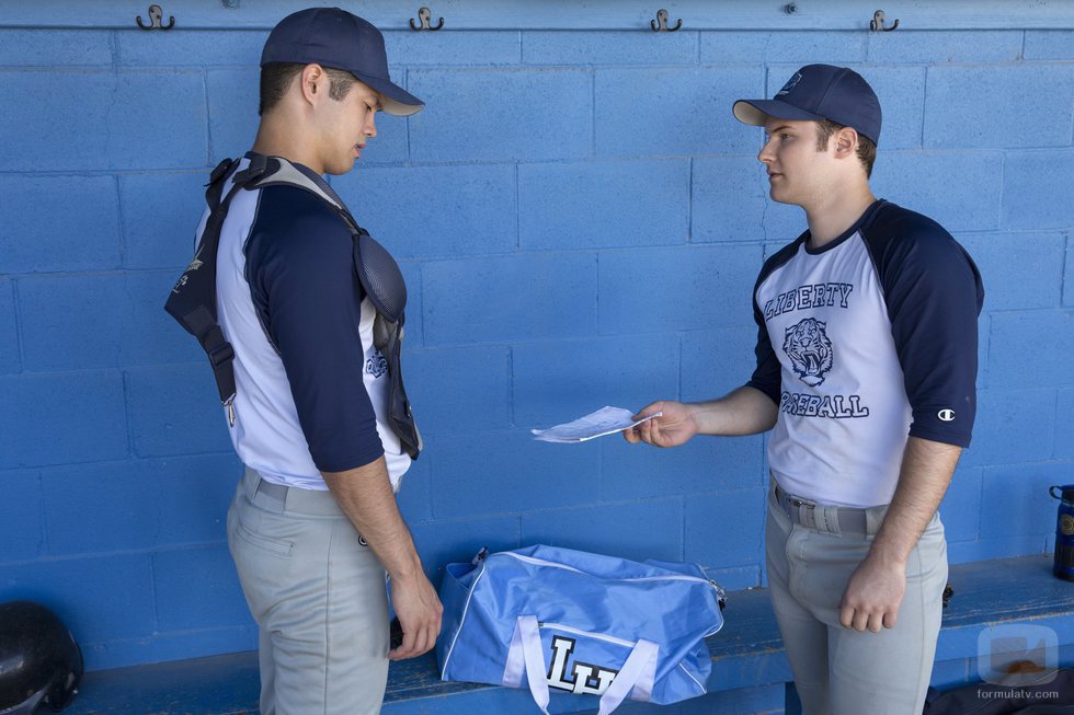 Bryce entrega un papel a Zach en la segunda temporada de 'Por 13 razones'