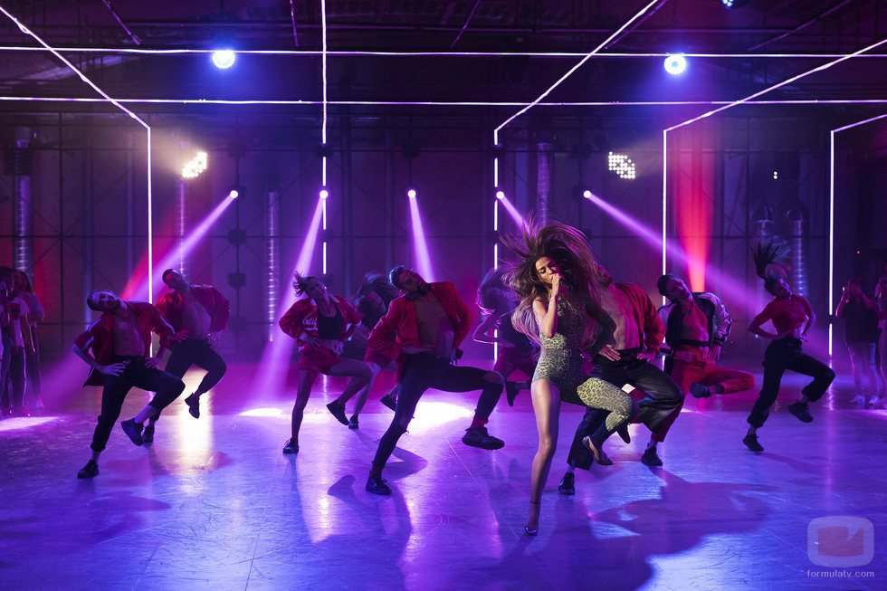 Eleni Foureira baila con los concursantes de 'Fama a bailar' en su actuación de "Fuego"