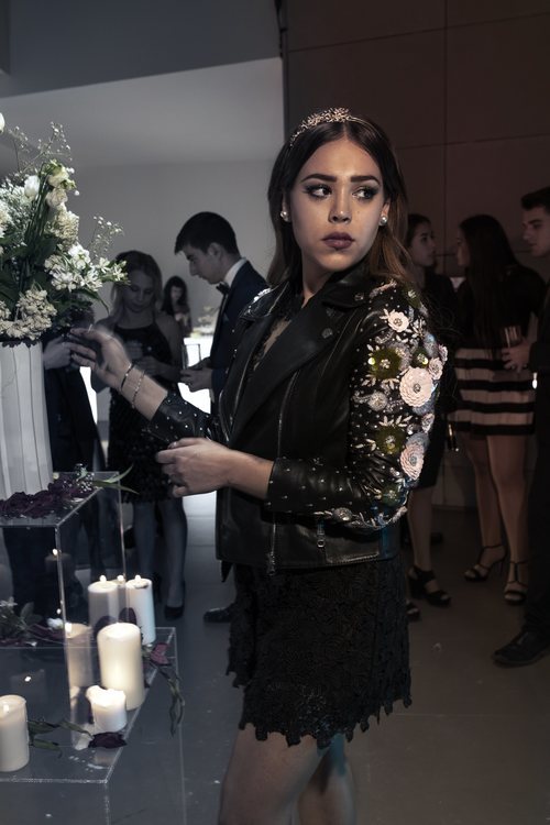 Danna Paola vestida para una elegante fiesta en 'Élite'