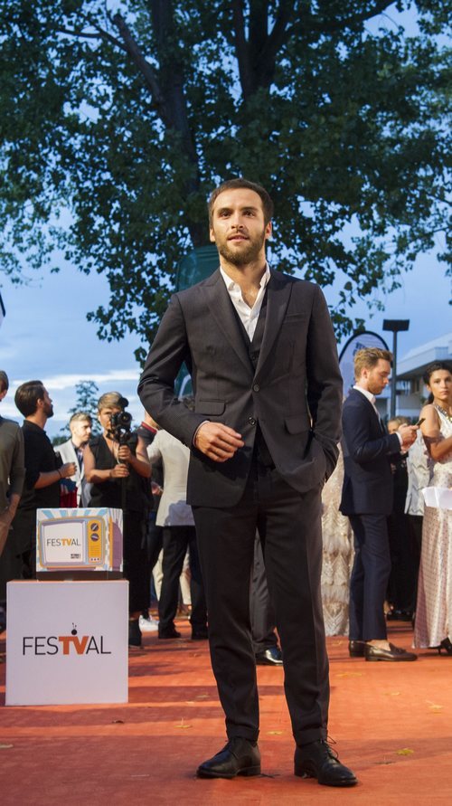 Ricardo Gómez, de 'Cuéntame cómo pasó', en la alfombra naranja del FesTVal 2018