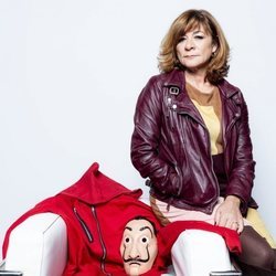 Sonia Martínez, directora de Ficción de Atresmedia, junto al disfraz de 'La Casa de Papel'