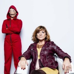 La directora de Ficción de Atresmedia, Sonia Martínez, junto a un personaje de 'La Casa de Papel'