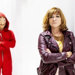 Uno de los personajes de 'La Casa de Papel' junto a Sonia Martínez, directora de Ficción de Atresmedia