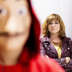 Sonia Martínez, directora de Ficción de Atresmedia, tras un personaje de 'La Casa de Papel'