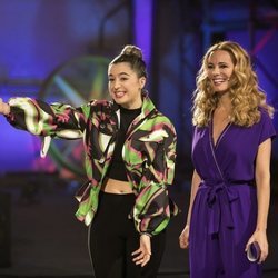 Lola Índigo y Paula Vázquez en el plató de 'Fama a bailar'