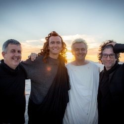 Los protagonistas de 'Good Omens' posan junto a los creadores de la serie