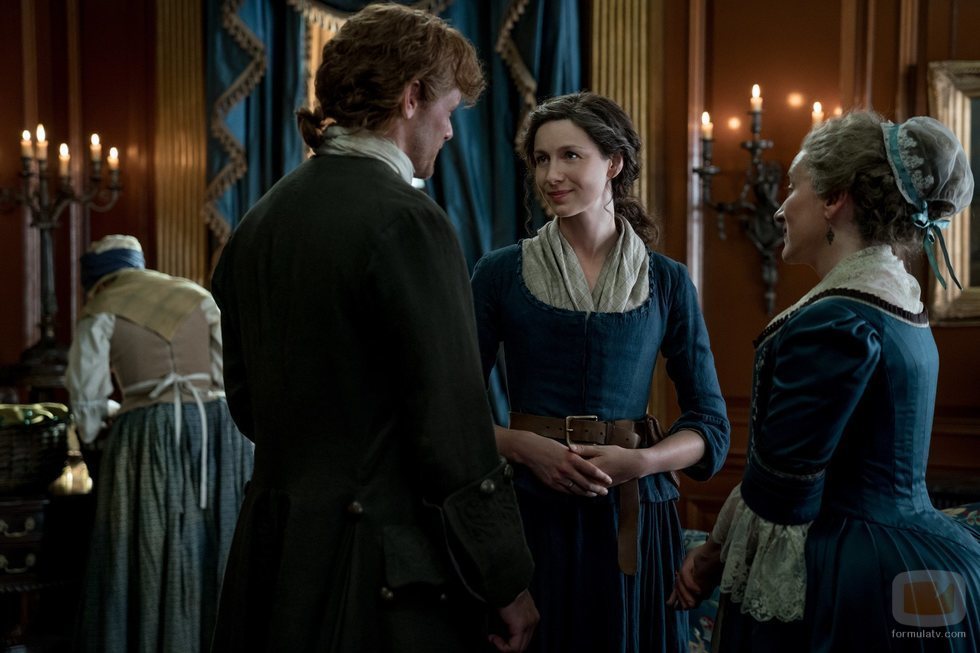 Maria Doyle Kennedy, Sam Heughan y Caitriona Balfe en la cuarta temporada de 'Outlander'