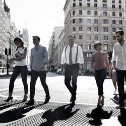 El equipo de 'El intermedio' caminando por las calles de Madrid en el año 2014
