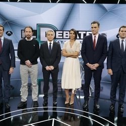 Los candidatos a la presidencia del gobierno posan junto a los moderadores de 'El debate decisivo'