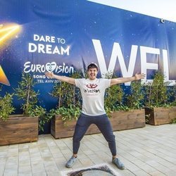 Miki, en Tel Aviv, frente a una enorme pancarta de bienvenida