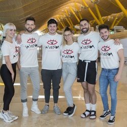 Miki Núñez y su equipo en el aeropuerto, antes de partir a Eurovisión 2019