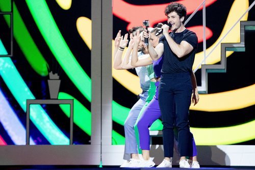 Miki Núñez y sus bailarines realizan la coreografía de "La Venda" en el primer ensayo