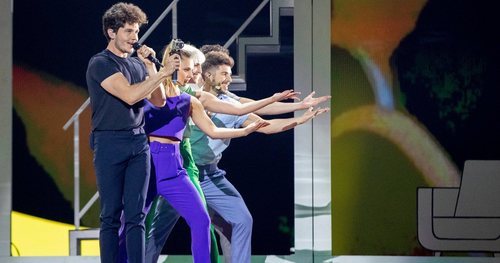 Miki Núñez ensaya junto a sus bailarines la coreografía de "La Venda" 