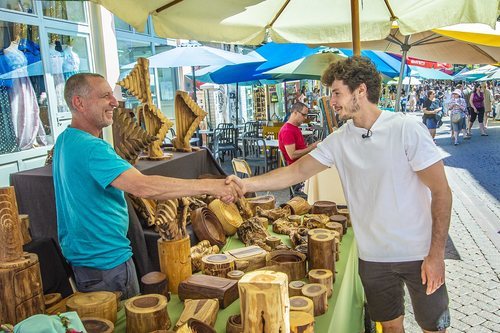 Miki Núñez saluda a un artesano en un mercado de Tel Aviv