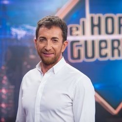 Pablo Motos posa en el plató de 'El Hormiguero'