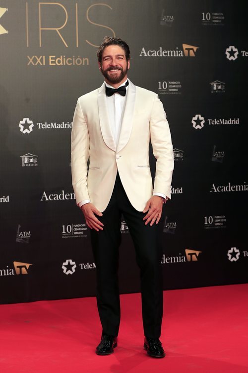 El actor Félix Gómez en la alfombra roja de los Premios Iris 2019