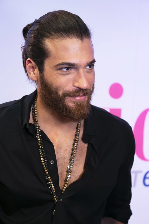 El actor Can Yaman sonríe para la prensa española