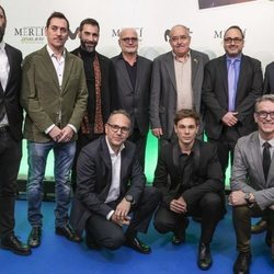 Carlos Cuevas con los directores y productores de 'Merlí: Sapere Aude' en la premiere de Barcelona