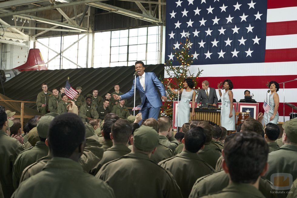 Shy Baldwing en una  actuación  frente al ejército en la temporada 3 de 'The Marvelous Mrs. Maisel'